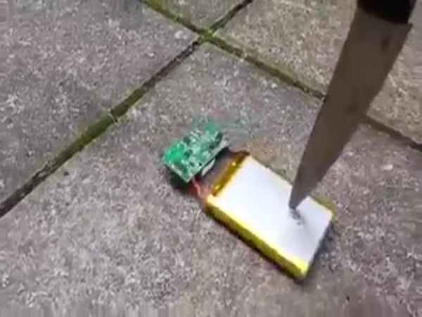       Když se vrtáte nožem v baterce      