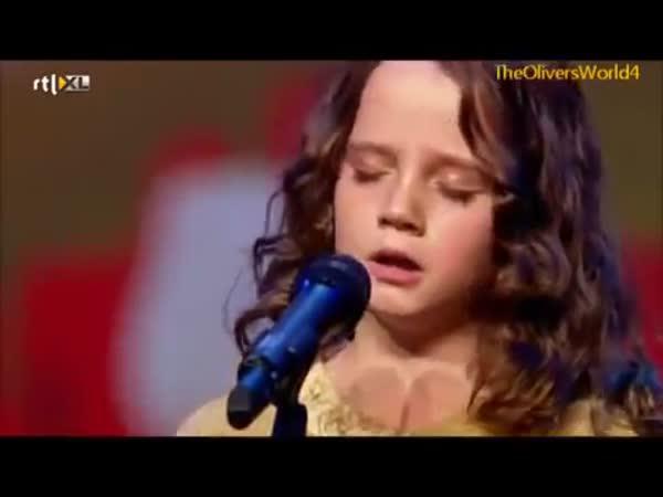       Neuvěřitelná zpěvačka ohromila celý svět      