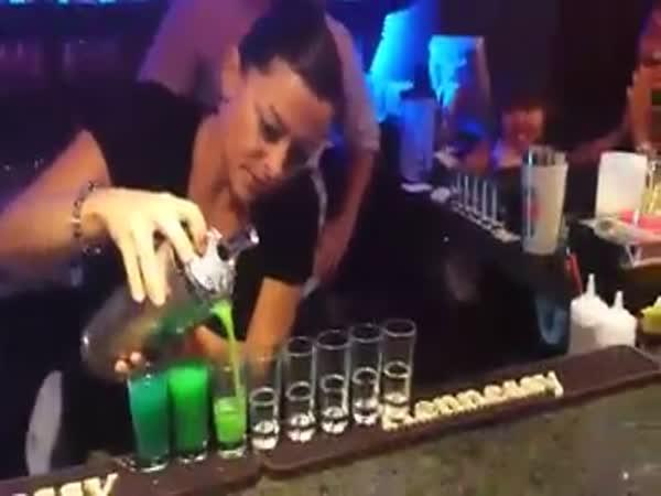       Nejkreativnější barmanka na světě      