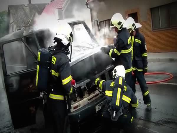     Česká republika - Hořící dodávka    