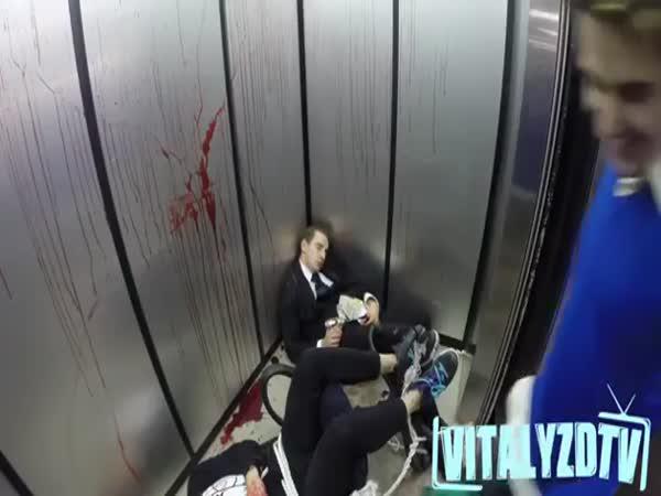 Hitman ve výtahu