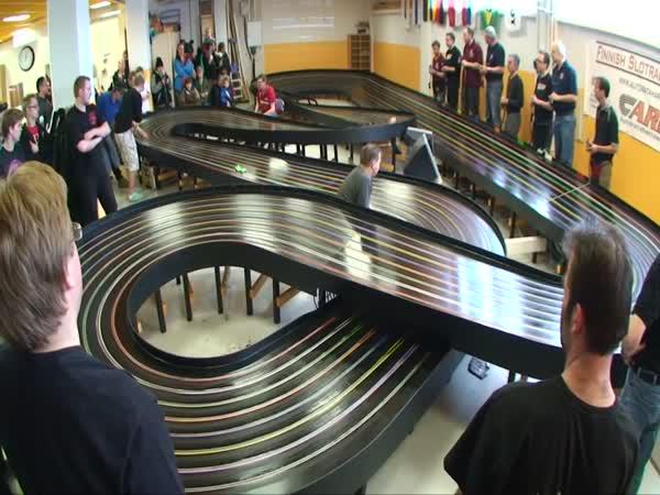       Závody na autodráze      