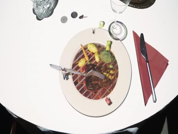     3D projekce v restauraci před jídlem    