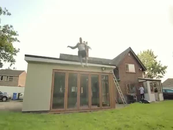   Přeskočil dům pomocí houpačky    