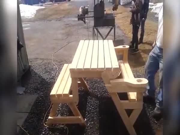 Vymakaný dřevěný stůl