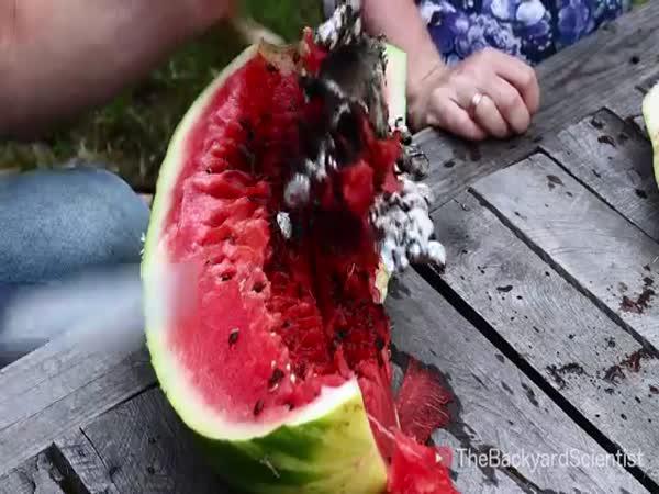     Roztavený kov a meloun    