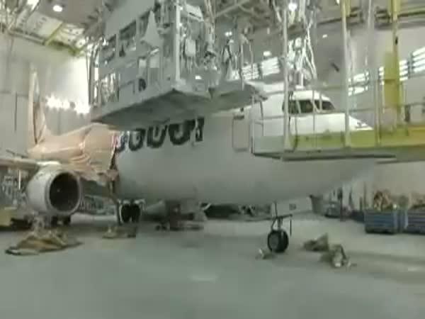       Timelapse – stavba Boeingu 737      
