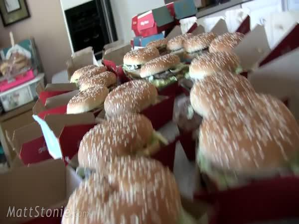   25 Big Maců za 22 minut    