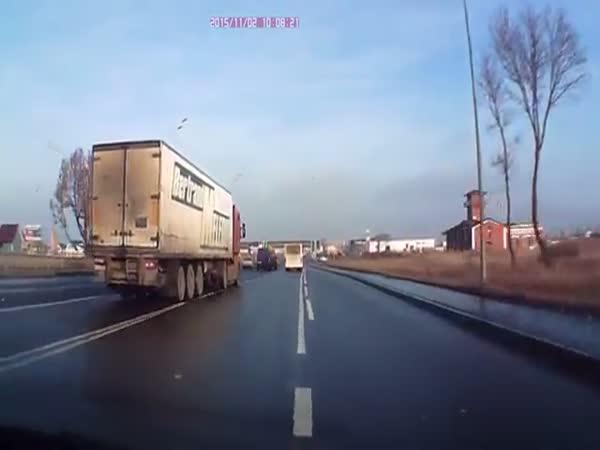 Extrémně rychlý manévr kamionu