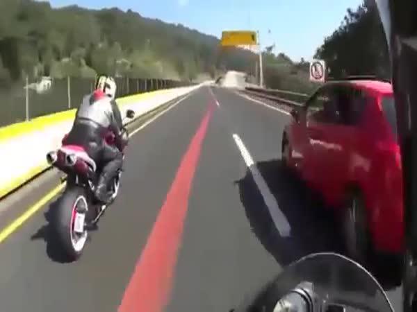 Šílená nehoda motorkáře 