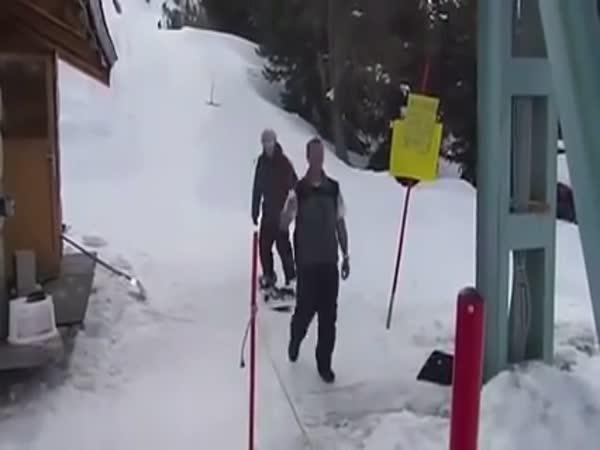 Snowboardista amatér na kotvě