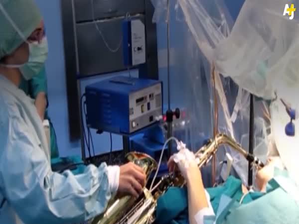 Muž hraje na saxofon během operace
