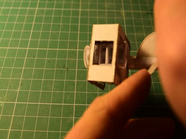       Model V8 motoru z papíru      