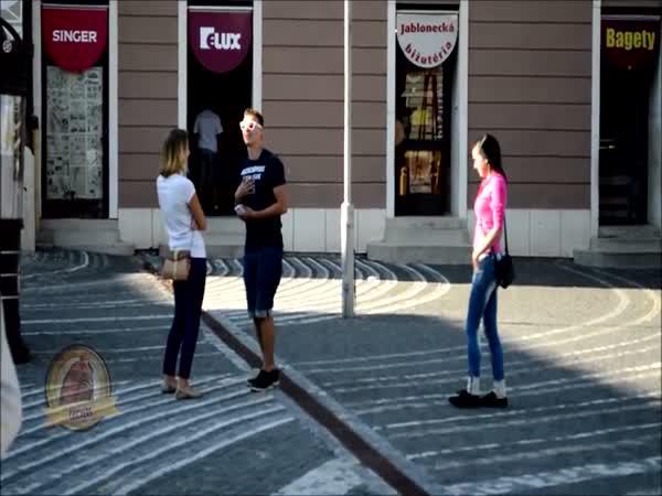     Jak získat číslo od holky třemi otázkami?    
