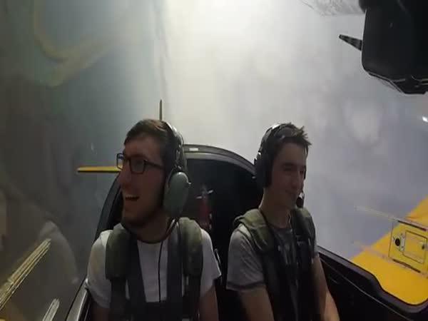 Akrobatický pilot ukazuje co umí