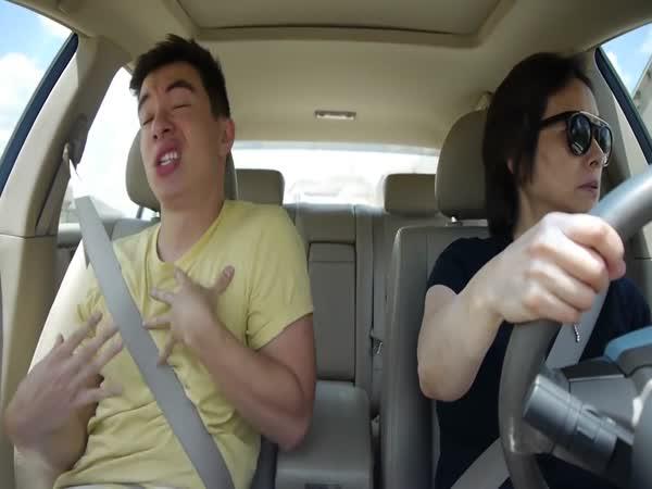       Taneční představení v autě    