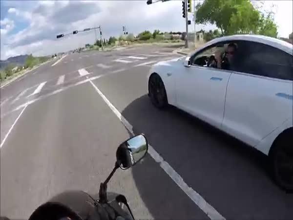       Motorka vs. Tesla – závod    