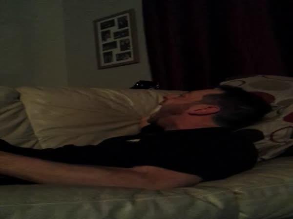     Hororové probuzení od kámoše      