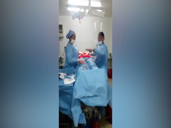     Chirurg tancuje přímo při operaci    