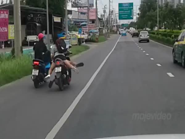 Hádka motocyklistů skončila nehodou