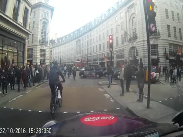 Ignorace semaforu mladých cyklistů