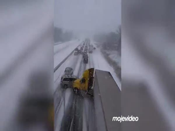 Nehoda na zasněžené dálnici