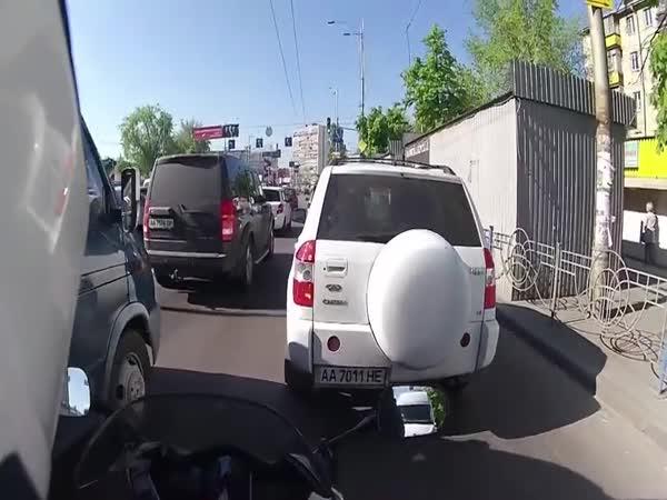 Motorkář vs. Zloděj