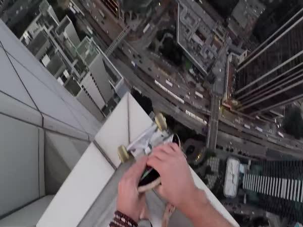 Týpek skejtuje na špičce mrakodrapu