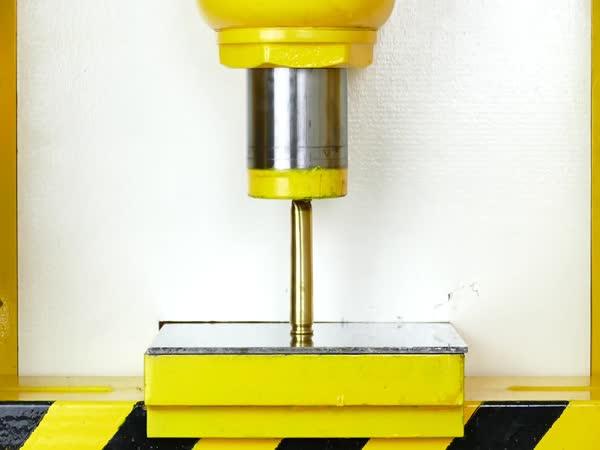       Co se stane s nábojem v hydraulickém lisu?      
