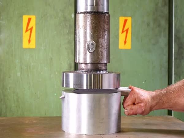       Hydraulický lis vs. Wolverinovy drápy      