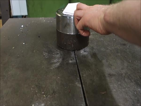       Hydraulický lis překládá papír      