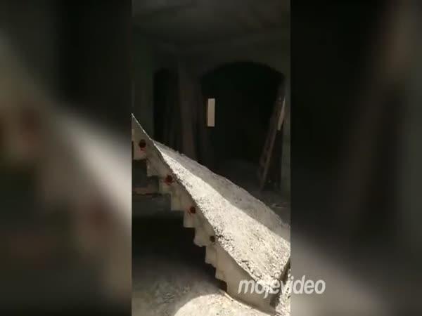 Místo schodů skluzavka