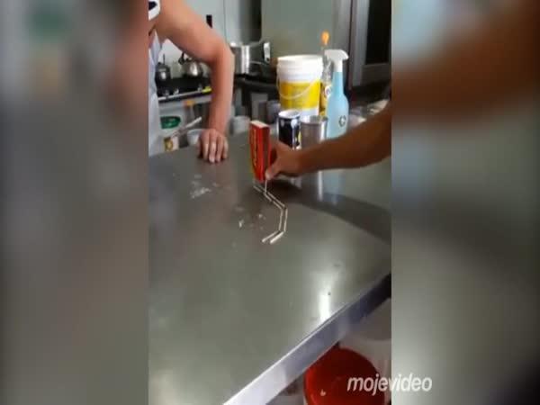     Super nachytávka se zápalkami    