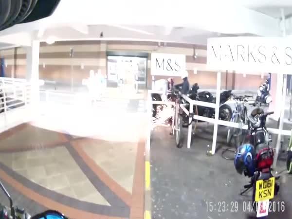 Krádež motorky na parkovišti
