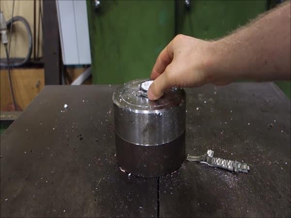       Hydraulický lis – hodinky      