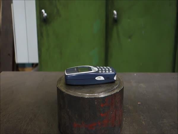    Hydraulický lis vs. Nokia 3310    