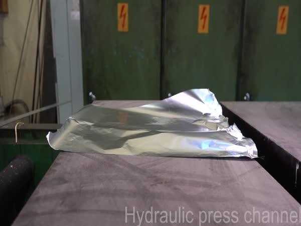   Hydraulický lis vs. aluminiová folie  