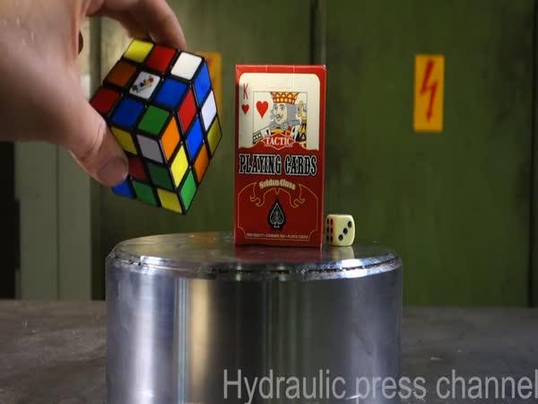   Hydraulický lis vs. Rubikova kostka  