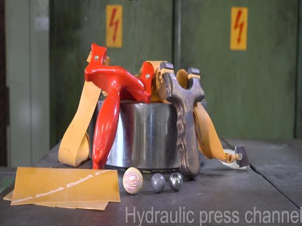   Hydraulický lis vs. různé míče  