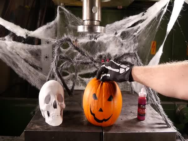   Hydraulický lis vs. Halloween  