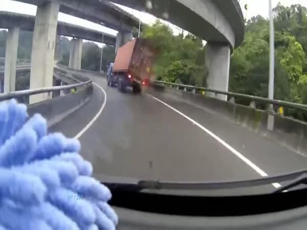Dopravní nehoda kamionu v Asii #553