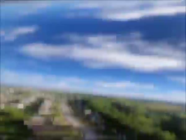 Záběry z mobilu padajícího z letadla