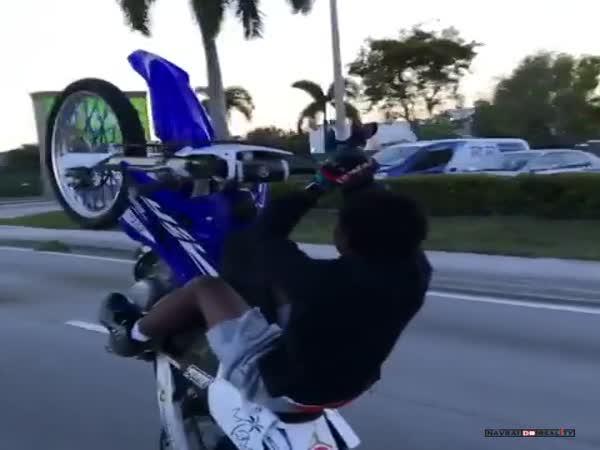       Jízda po zadním kole motorky    