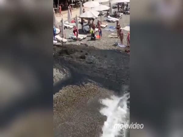 Prasklá kanalizace na pláži