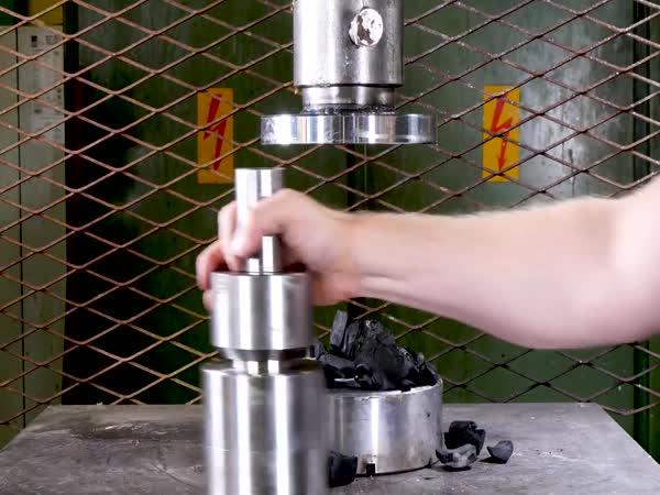       Hydraulický lis vs. výroba diamantů?      