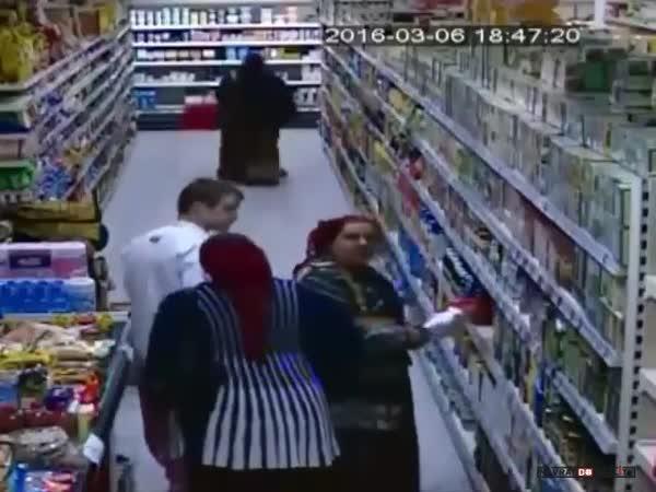 Krádež v ruském supermarketu