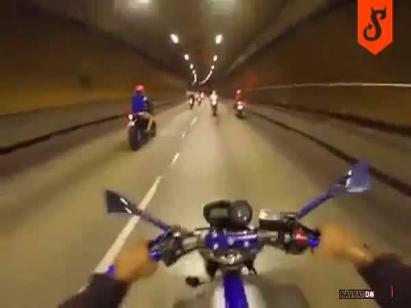 Motorkáři v tunelu
