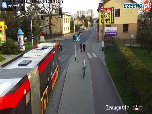     Žďuchnutí pod autobus    