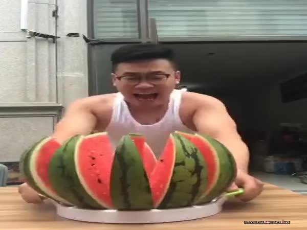     Speciální kráječ na melouny    