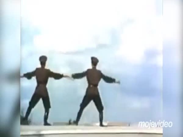     Víš, jak se tančí na "sovětský hardbass"?    